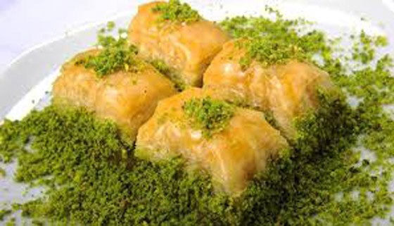 اليكم طريقة تحضير بقلاوة التمر والقشطة صورة رقم 5