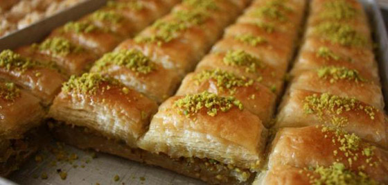 اليكم طريقة تحضير بقلاوة التمر والقشطة صورة رقم 6