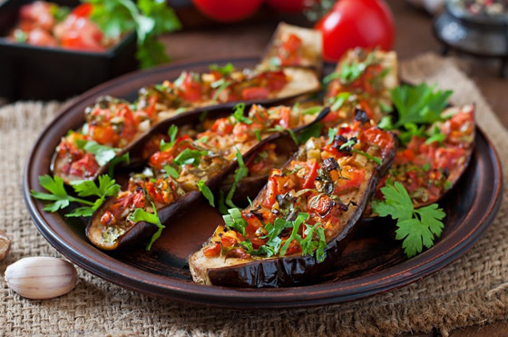 سهلة ولذيذة.. وجبات غذائية يمكن إعدادها من الباذنجان صورة رقم 1