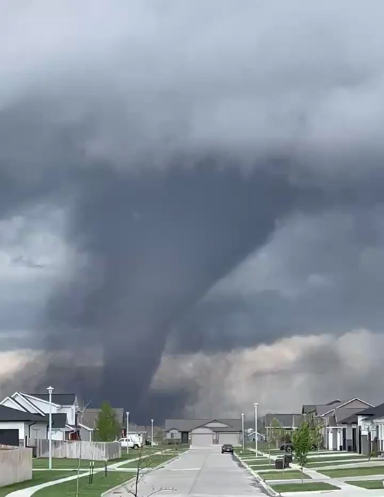 مشهد ولا في الأفلام.. كاميرا من سيارة التقطت إعصارا ضخما مرعبا صورة رقم 5