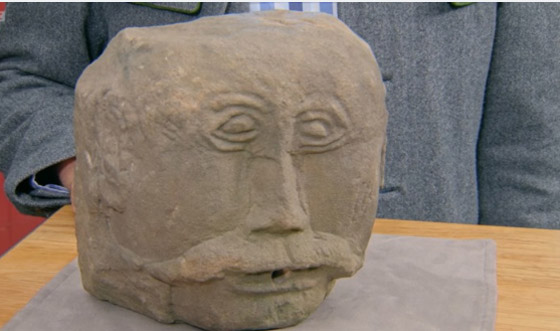 اكتشاف كنز غير متوقع خلال إزالة صخرة من مصرف مياه صورة رقم 2