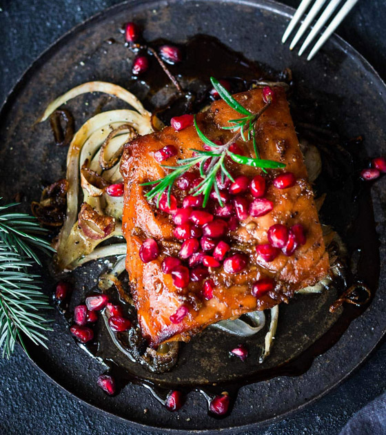 إليكم طريقة تحضير سلمون بدبس الرمان الشهي صورة رقم 3