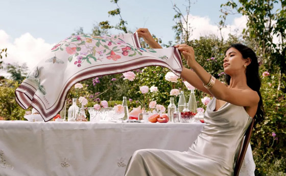 الوشاح على شكل رباط عصري في إطلالات الصيف.. تعلمي طريقة تنسيقه صورة رقم 1