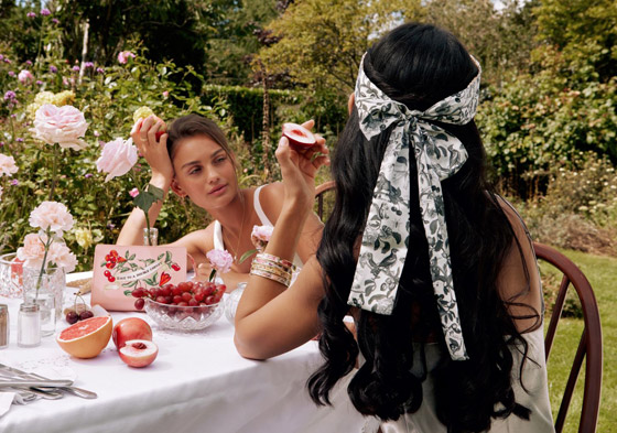 الوشاح على شكل رباط عصري في إطلالات الصيف.. تعلمي طريقة تنسيقه صورة رقم 2