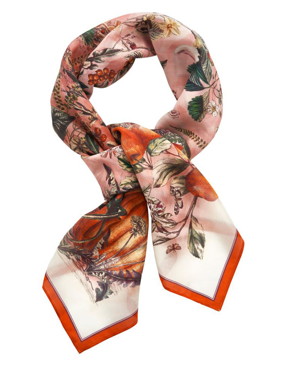 الوشاح على شكل رباط عصري في إطلالات الصيف.. تعلمي طريقة تنسيقه صورة رقم 3