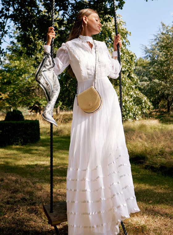 الوشاح على شكل رباط عصري في إطلالات الصيف.. تعلمي طريقة تنسيقه صورة رقم 4