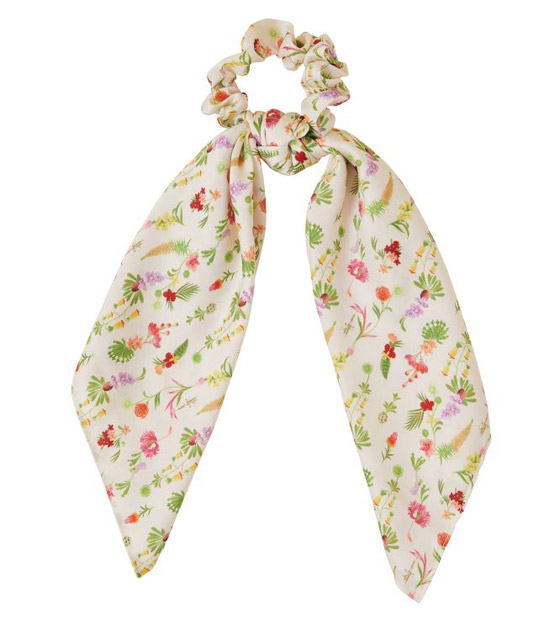 الوشاح على شكل رباط عصري في إطلالات الصيف.. تعلمي طريقة تنسيقه صورة رقم 5