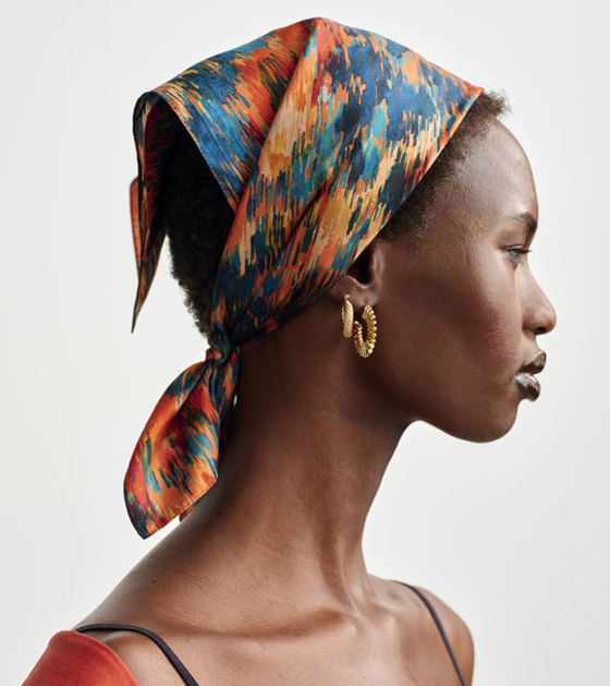 الوشاح على شكل رباط عصري في إطلالات الصيف.. تعلمي طريقة تنسيقه صورة رقم 6