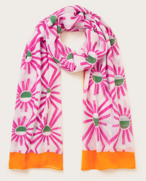 الوشاح على شكل رباط عصري في إطلالات الصيف.. تعلمي طريقة تنسيقه صورة رقم 7