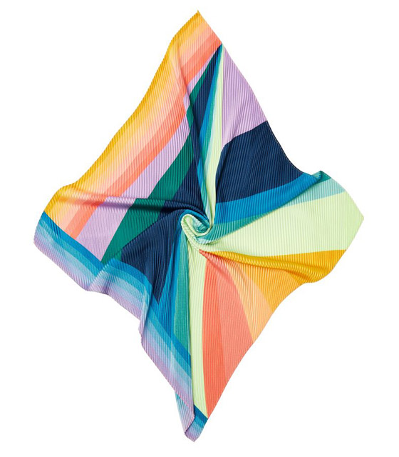 الوشاح على شكل رباط عصري في إطلالات الصيف.. تعلمي طريقة تنسيقه صورة رقم 8