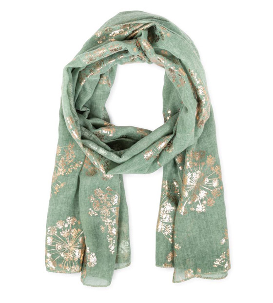 الوشاح على شكل رباط عصري في إطلالات الصيف.. تعلمي طريقة تنسيقه صورة رقم 9