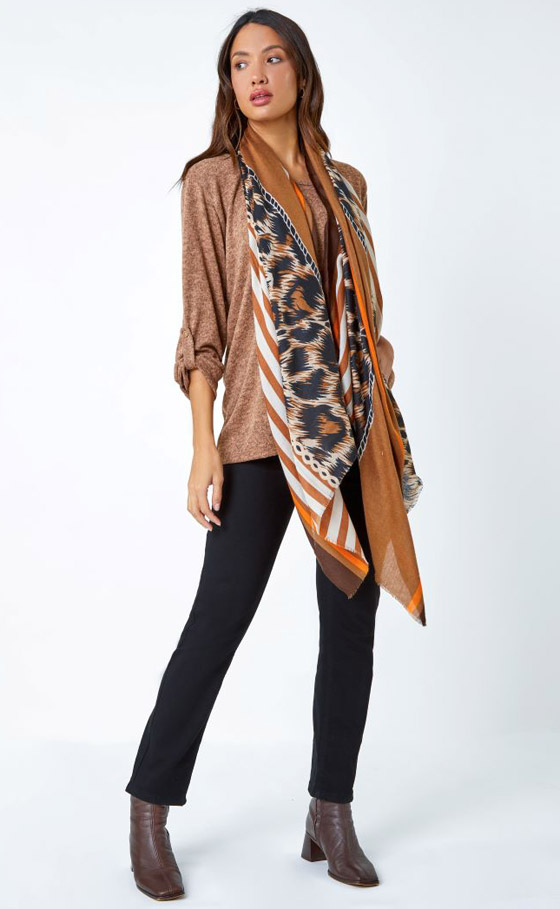 الوشاح على شكل رباط عصري في إطلالات الصيف.. تعلمي طريقة تنسيقه صورة رقم 10