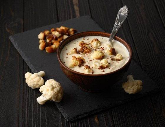 إليكم طريقة تحضير شوربة القرنبيط بالكريمة وجبن الشيدر صورة رقم 1