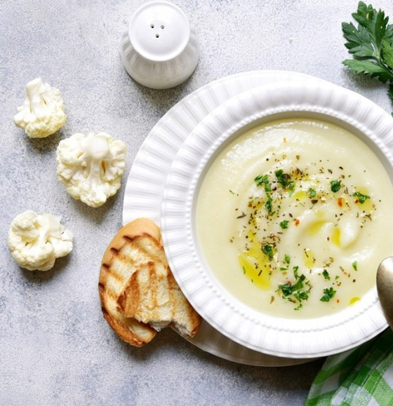 إليكم طريقة تحضير شوربة القرنبيط بالكريمة وجبن الشيدر صورة رقم 2