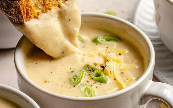 إليكم طريقة تحضير شوربة القرنبيط بالكريمة وجبن الشيدر صورة رقم 7