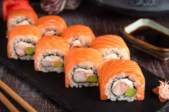 إليكم طريقة عمل سوشي بالسلمون اللذيذ صورة رقم 4