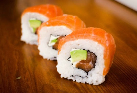 إليكم طريقة عمل سوشي بالسلمون اللذيذ صورة رقم 5