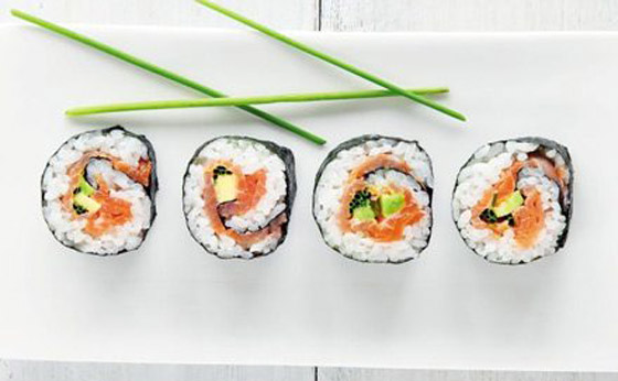 إليكم طريقة عمل سوشي بالسلمون اللذيذ صورة رقم 6