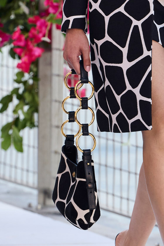 10 صيحات حقائب لصيف 2024.. وأسرار اختيارها بحسب شكل الجسم (صور) صورة رقم 5