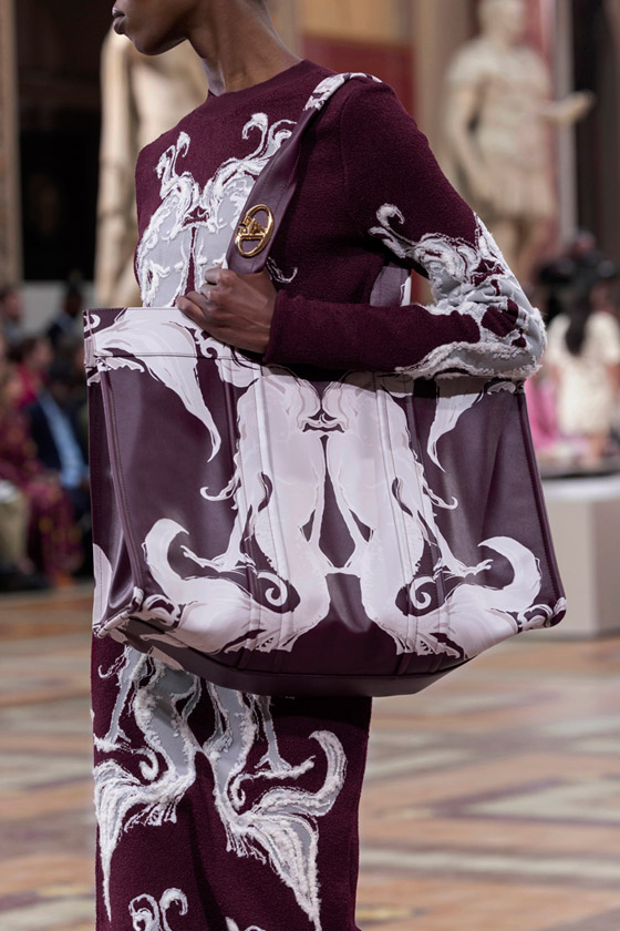 10 صيحات حقائب لصيف 2024.. وأسرار اختيارها بحسب شكل الجسم (صور) صورة رقم 8