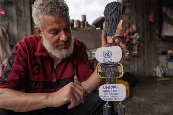 بالصور: صانع دمى من فلسطين المحروقة يصنعها من علب المعلبات صورة رقم 1 بالصور: صانع دمى من فلسطين المحروقة يصنعها من علب المعلبات صورة رقم 1