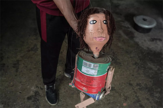 بالصور: صانع دمى من فلسطين المحروقة يصنعها من علب المعلبات صورة رقم 3 بالصور: صانع دمى من فلسطين المحروقة يصنعها من علب المعلبات صورة رقم 3