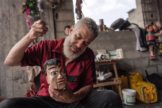 بالصور: صانع دمى من فلسطين المحروقة يصنعها من علب المعلبات صورة رقم 9 بالصور: صانع دمى من فلسطين المحروقة يصنعها من علب المعلبات صورة رقم 9