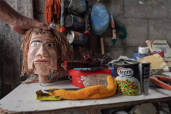 بالصور: صانع دمى من فلسطين المحروقة يصنعها من علب المعلبات صورة رقم 10 بالصور: صانع دمى من فلسطين المحروقة يصنعها من علب المعلبات صورة رقم 10