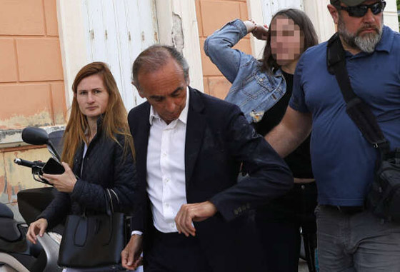 فيديو: سياسي فرنسي يضرب سيدة بعد رشقه بالبيض صورة رقم 5