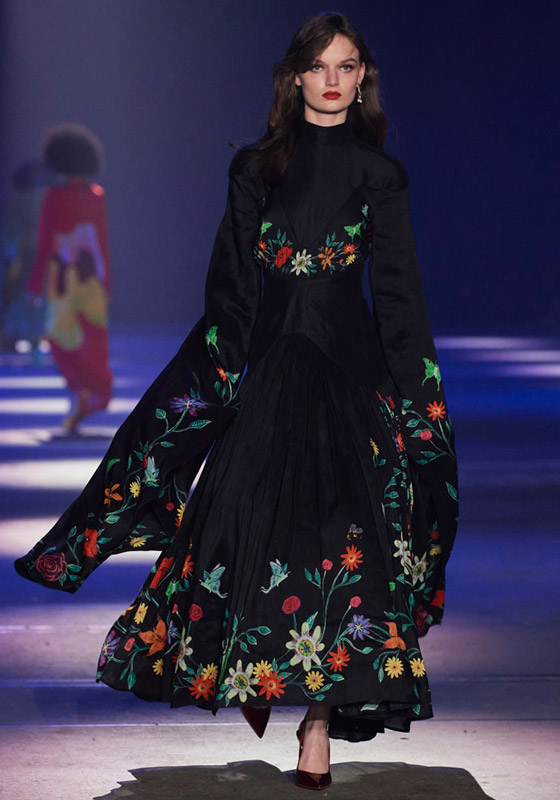 صور: فساتين بنقشة الورود للمحجبات لإطلالات عصرية في الصيف صورة رقم 1