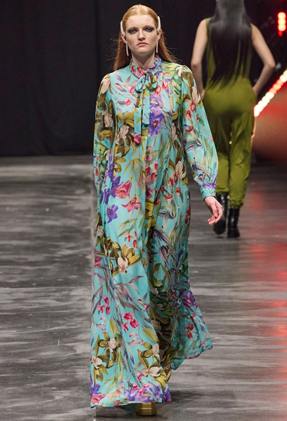 صور: فساتين بنقشة الورود للمحجبات لإطلالات عصرية في الصيف صورة رقم 3