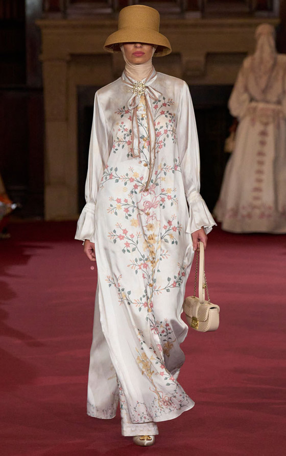 صور: فساتين بنقشة الورود للمحجبات لإطلالات عصرية في الصيف صورة رقم 4