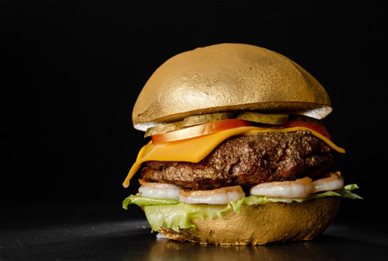 بدأ تناوله منذ 5000 سنة وتحول اليوم مصدر جذب في المطاعم الفاخرة.. هل الذهب الصالح للأكل سام حقاً؟ صورة رقم 1