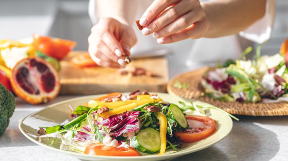 وصفات سلطة صحية لذيذة للغاية.. تشعركِ بالشبع صورة رقم 1