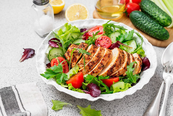 وصفات سلطة صحية لذيذة للغاية.. تشعركِ بالشبع صورة رقم 2