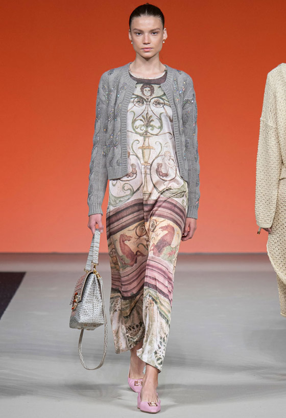 اجمعوا الأناقة والرقي بأحدث فساتين الحرير المناسبة للمحجبات لصيف 2024 صورة رقم 1