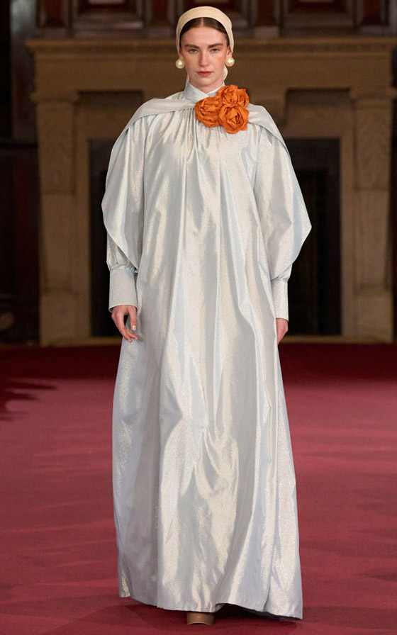 اجمعوا الأناقة والرقي بأحدث فساتين الحرير المناسبة للمحجبات لصيف 2024 صورة رقم 4