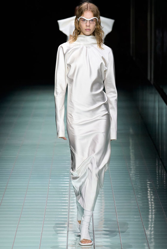 اجمعوا الأناقة والرقي بأحدث فساتين الحرير المناسبة للمحجبات لصيف 2024 صورة رقم 6