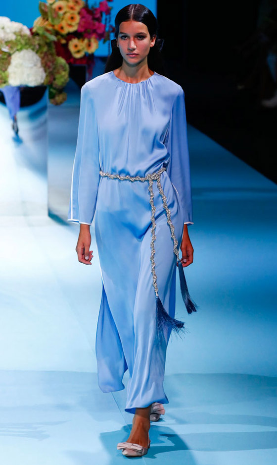 اجمعوا الأناقة والرقي بأحدث فساتين الحرير المناسبة للمحجبات لصيف 2024 صورة رقم 7