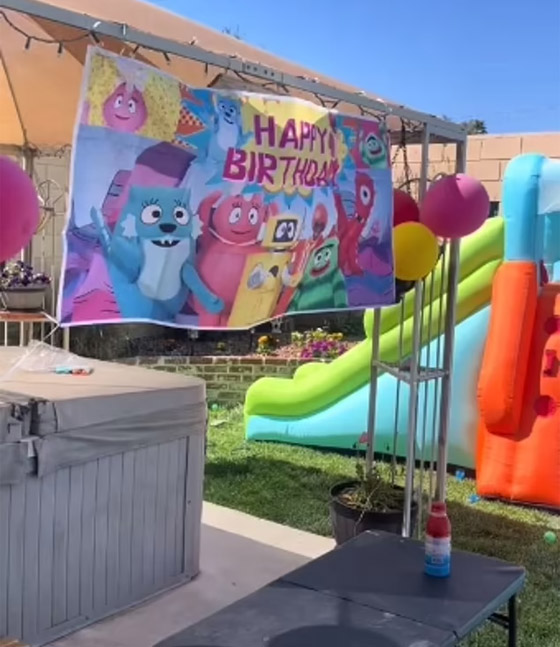 لم يحضر أحد حتى جده وخاله.. طفل يجلس وحيدا يبكي في عيد ميلاده صورة رقم 3