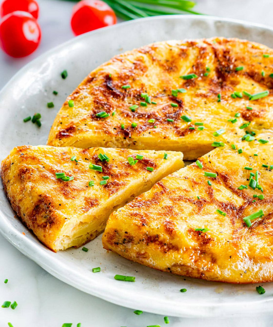 إليكم طريقة تحضير أومليت بيض بالبطاطس بمذاق شهي صورة رقم 6