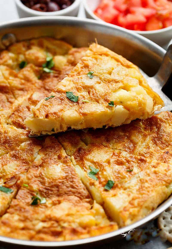 إليكم طريقة تحضير أومليت بيض بالبطاطس بمذاق شهي صورة رقم 7