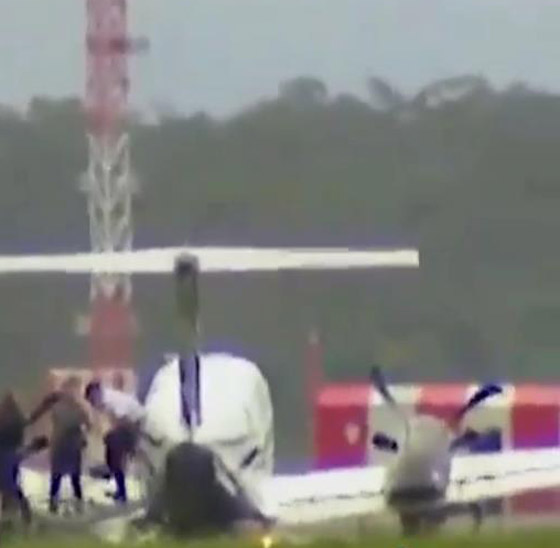 فيديو لطائرة تهبط من دون عجلات.. حلقت 3 ساعات لتتخلص من الوقود صورة رقم 1