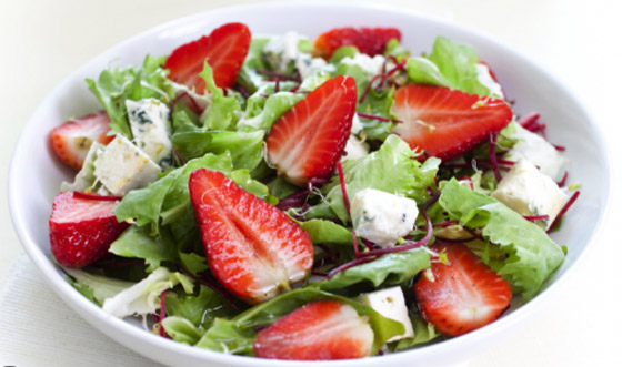 البكم طريقة تحضير سلطة جرجير بجبن الفيتا والفراولة صورة رقم 2