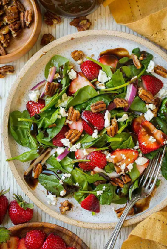 البكم طريقة تحضير سلطة جرجير بجبن الفيتا والفراولة صورة رقم 4