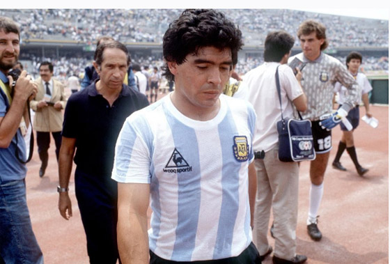 عرض كرة مارادونا الذهبية في مزاد يثير أزمة كبيرة.. اختفت منذ عقود قبل ظهورها بباريس والورثة يقولون إنها سُرقت صورة رقم 1