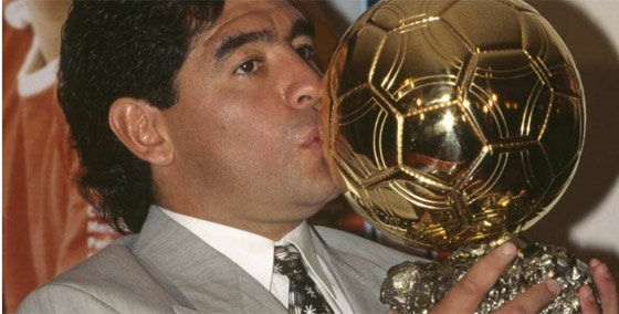 عرض كرة مارادونا الذهبية في مزاد يثير أزمة كبيرة.. اختفت منذ عقود قبل ظهورها بباريس والورثة يقولون إنها سُرقت صورة رقم 2