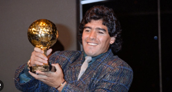 عرض كرة مارادونا الذهبية في مزاد يثير أزمة كبيرة.. اختفت منذ عقود قبل ظهورها بباريس والورثة يقولون إنها سُرقت صورة رقم 3