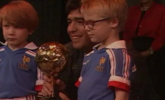 عرض كرة مارادونا الذهبية في مزاد يثير أزمة كبيرة.. اختفت منذ عقود قبل ظهورها بباريس والورثة يقولون إنها سُرقت صورة رقم 4