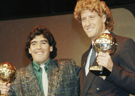 عرض كرة مارادونا الذهبية في مزاد يثير أزمة كبيرة.. اختفت منذ عقود قبل ظهورها بباريس والورثة يقولون إنها سُرقت صورة رقم 7